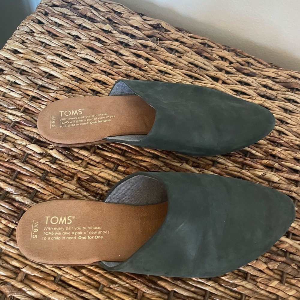 Size 8.5 Toms slides